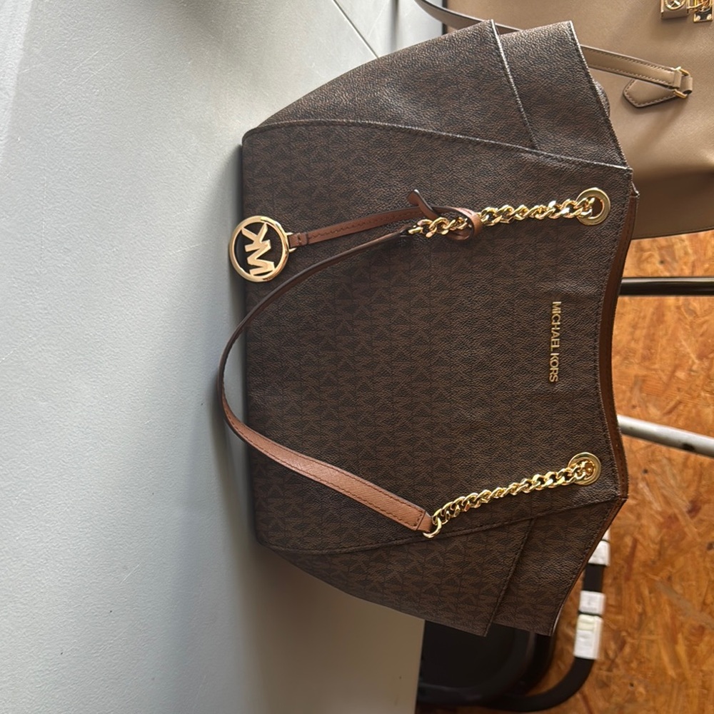 Michael Kors Brown Shoulder Bag with Elegant Design